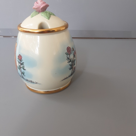 This Lenox Disney Classic Winnie the Pooh Honey Pot - Picture 10 of 16